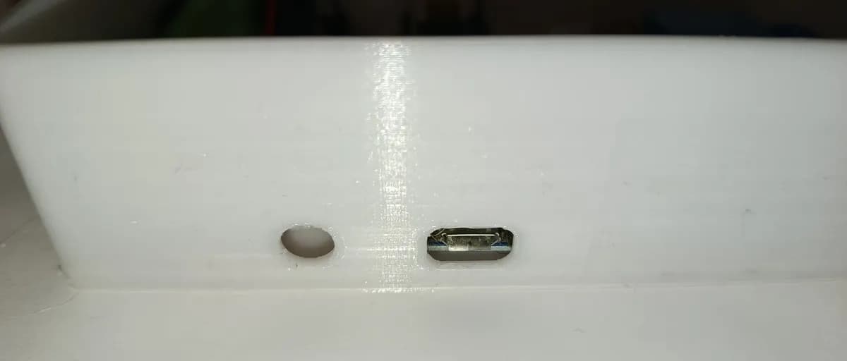 Задня стінка: гніздо micro-USB зарядки TP4056 і круглий отвір під дроти